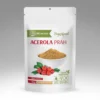 Acerola prah u beloj ambalaži sa narandžastim prahom i crvenim plodovima acerole