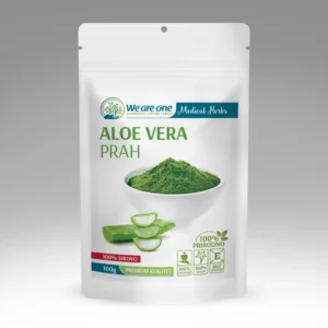 Aloe vera prah u beloj kesici sa zelenim prahom i presecima lista aloe vere