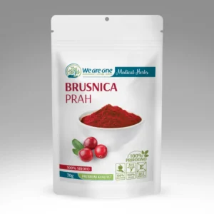 Brusnica prah u beloj kesici sa crvenim prahom i svežim plodovima brusnice