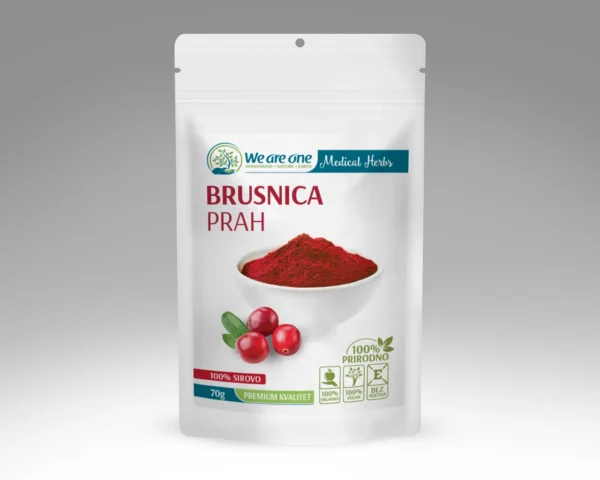 Brusnica prah u beloj kesici sa crvenim prahom i svežim plodovima brusnice