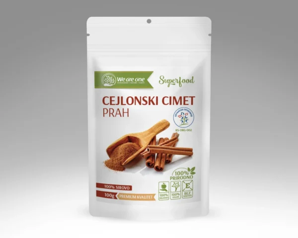 Cejlonski cimet prah u beloj kesici sa narandžastim prahom i štapićima cimeta