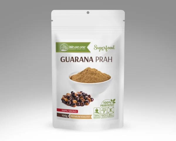 Guarana prah u beloj kesici sa svetlosmeđim prahom i sušenim plodovima guarane