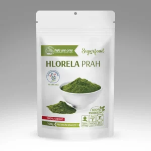 Hlorela prah u beloj kesici sa jarkozelenim prahom u beloj činiji