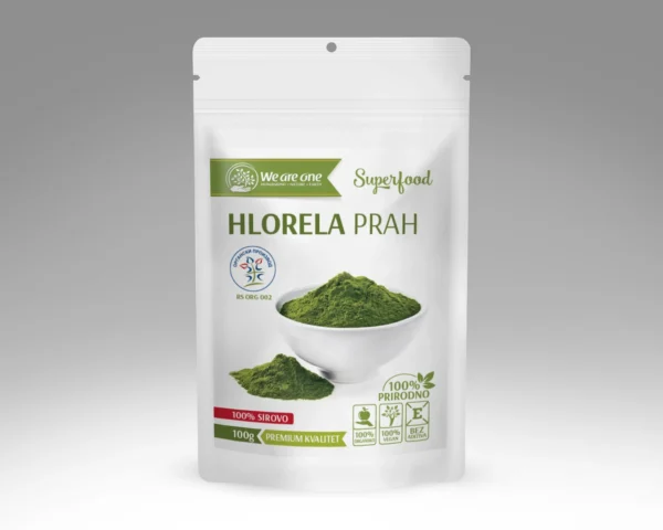 Hlorela prah u beloj kesici sa jarkozelenim prahom u beloj činiji