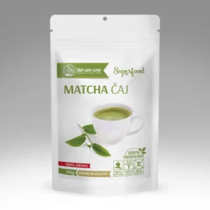 Matcha prah u beloj kesici sa šoljicom pripremljenog matcha napitka i zelenim listom