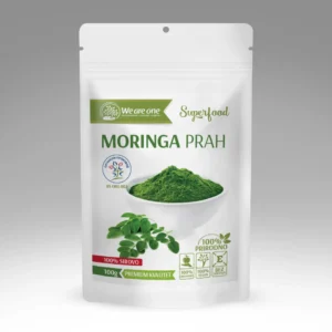 Moringa prah u beloj kesici sa zelenim prahom i svežim listovima moringe