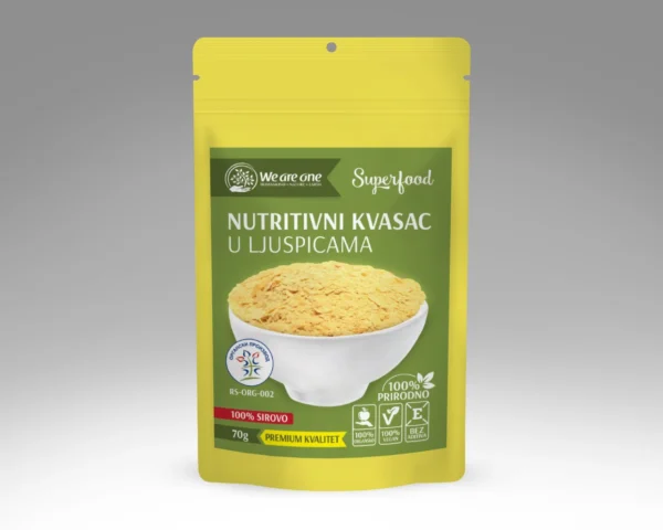Nutritivni kvasac u ljuspicama u žutoj kesici sa svetlim ljuspicama u činiji