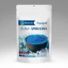 Plava spirulina prah u beloj kesici sa intenzivno plavim prahom u tamnoj činiji