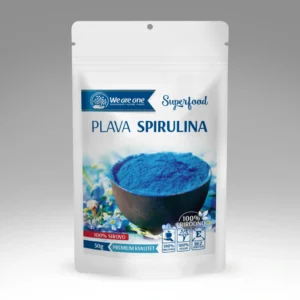 Plava spirulina prah u beloj kesici sa intenzivno plavim prahom u tamnoj činiji