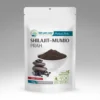 Shilajit mumio prah u beloj kesici sa smeđim prahom i tamnim kamenim oblicima