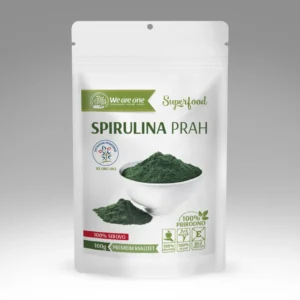 Spirulina prah u beloj kesici sa tamnozelenim prahom u beloj činiji