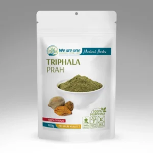 Triphala sirovi prah u beloj kesici sa zelenkastim prahom i plodovima ajurvedske biljke