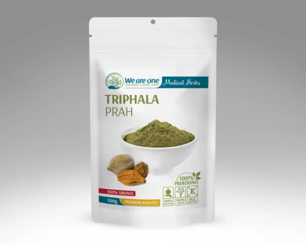 Triphala prah u beloj kesici sa zelenkastim prahom i sušenim plodovima triphale