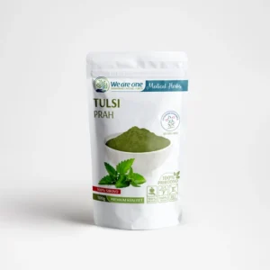 Tulsi prah u beloj kesici od 100g sa zelenim prahom u činiji i listovima tulsi