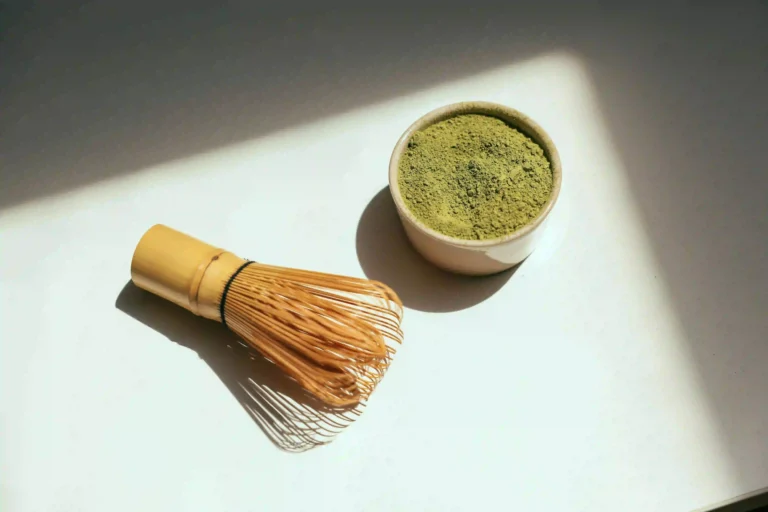Matcha prah u keramičkoj posudi sa bambusovom metlicom — superhrana za zdrav život