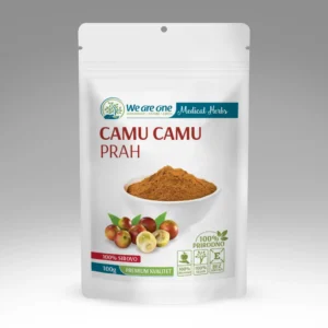 Camu camu prah u beloj kesici sa svetlosmeđim prahom u činiji i crvenim plodovima camu camua