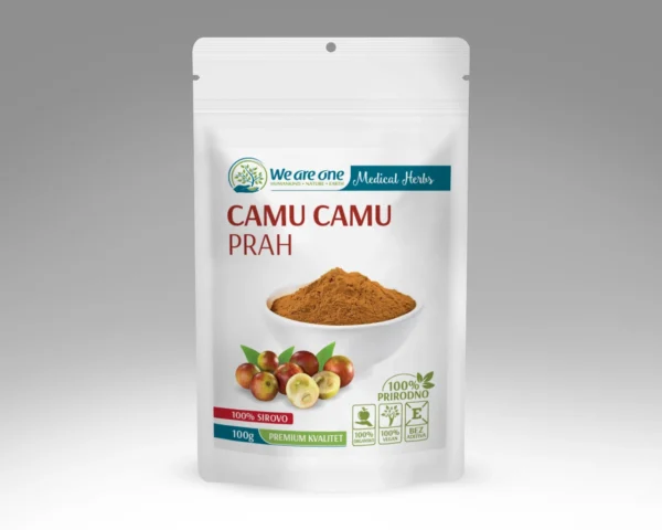 Camu camu prah u beloj kesici sa svetlosmeđim prahom u činiji i crvenim plodovima camu camua