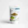 Amla prah u beloj kesici od 100g sa zelenkastosmeđim prahom u činiji i svežim plodovima amle