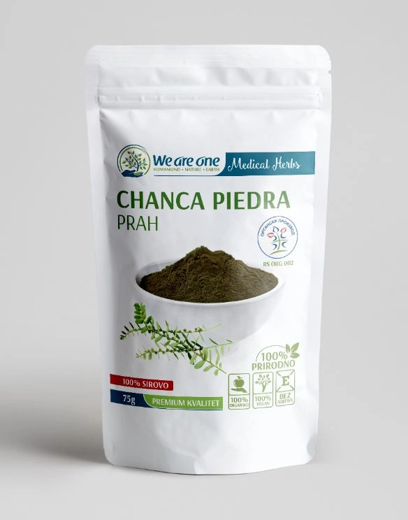 Chanca piedra prah u beloj kesici od 75g sa zelenim prahom u činiji i grančicom biljke