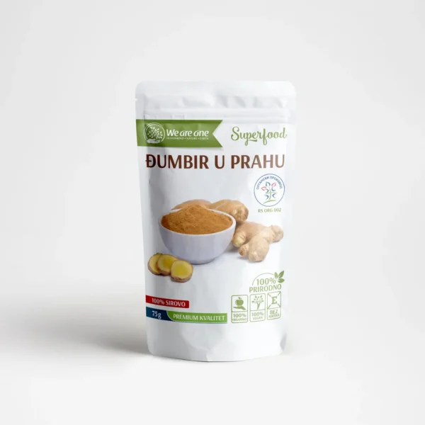 Đumbir u prahu u beloj kesici od 75g sa svetložutim prahom u činiji i komadima korena đumbira