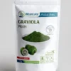 Graviola prah u beloj kesici od 75g sa zelenim prahom u činiji i plodom graviole
