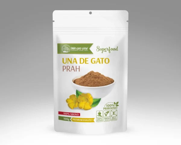 Una de gato prah u beloj kesici od 100g sa smeđim prahom u činiji i žutim cvetovima