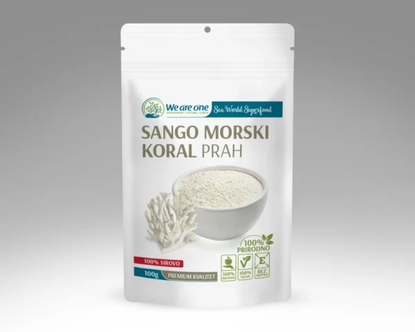 Sango koral prah u beloj kesici od 100g sa belim prahom u činiji i komadom korala