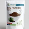 Saw palmetto prah u beloj kesici od 70g sa tamnosmeđim prahom u činiji i listom palme