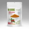 Šipurak prah u beloj kesici od 100g sa narandžastocrvenim prahom u činiji i plodovima šipurka