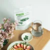 Spirulina i hlorela tablete u kesici od 100g sa zelenim tabletama u činiji